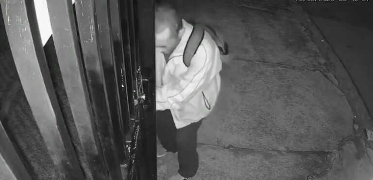 VÍDEO: Bicicleta é furtada de garagem de condomínio durante a madrugada em Taubaté