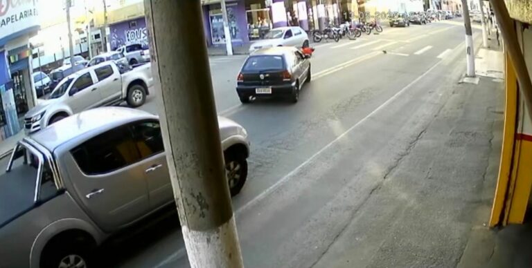 Motociclista fica ferido após colisão com carro em Cruzeiro