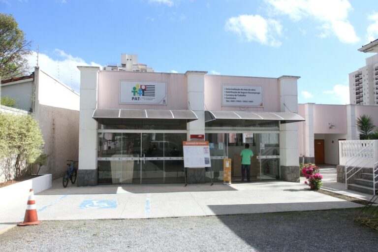 PAT de Jacareí oferece 44 vagas temporárias de emprego para empresa de decoração de Natal