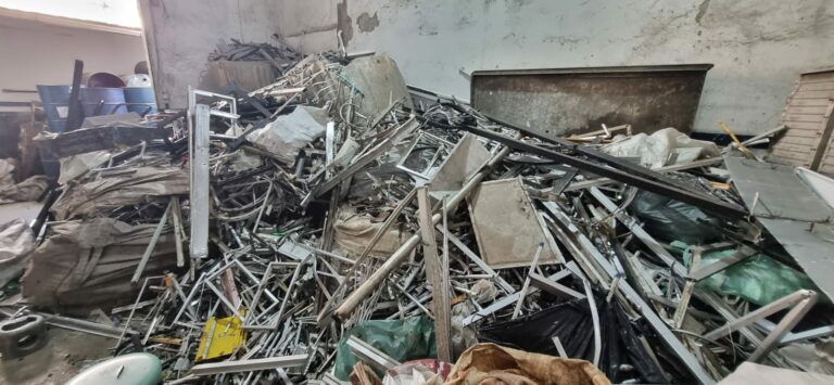 Dez toneladas de material de origem criminosa são apreendidas em ferro-velho de Santos