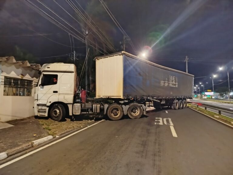 Caminhão perde freio e bate em portão de delegacia em Campinas
