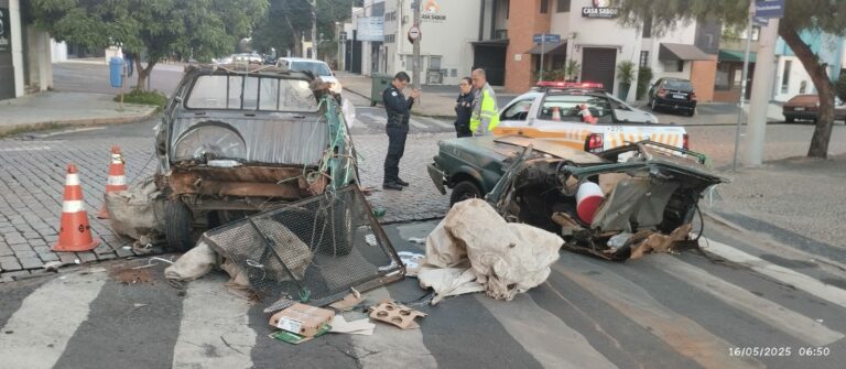 Carro parte ao meio após batida no Cambuí