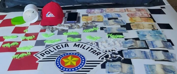 Um homem foi preso por tráfico de drogas no Jardim Imperial, em Cruzeiro, na noite desta sexta-feira (16). Um homem foi preso por tráfico de drogas no Jardim Imperial, em Cruzeiro, na noite desta sexta-feira (16).