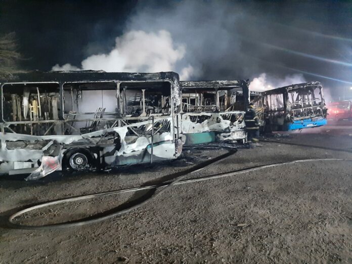 Incêndio em garagem de ônibus de Caraguá deixa quase 900 alunos de São Sebastião sem transporte escolar