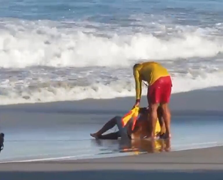 Pai e filho são salvos após serem arrastados por corrente de retorno na Praia Grande, em Ubatuba