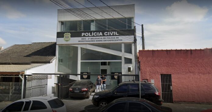 Polícia apreende mais de 1,3 mil porções de drogas com suspeito em São José dos Campos Polícia apreende mais de 1,3 mil porções de drogas com suspeito em São José dos Campos