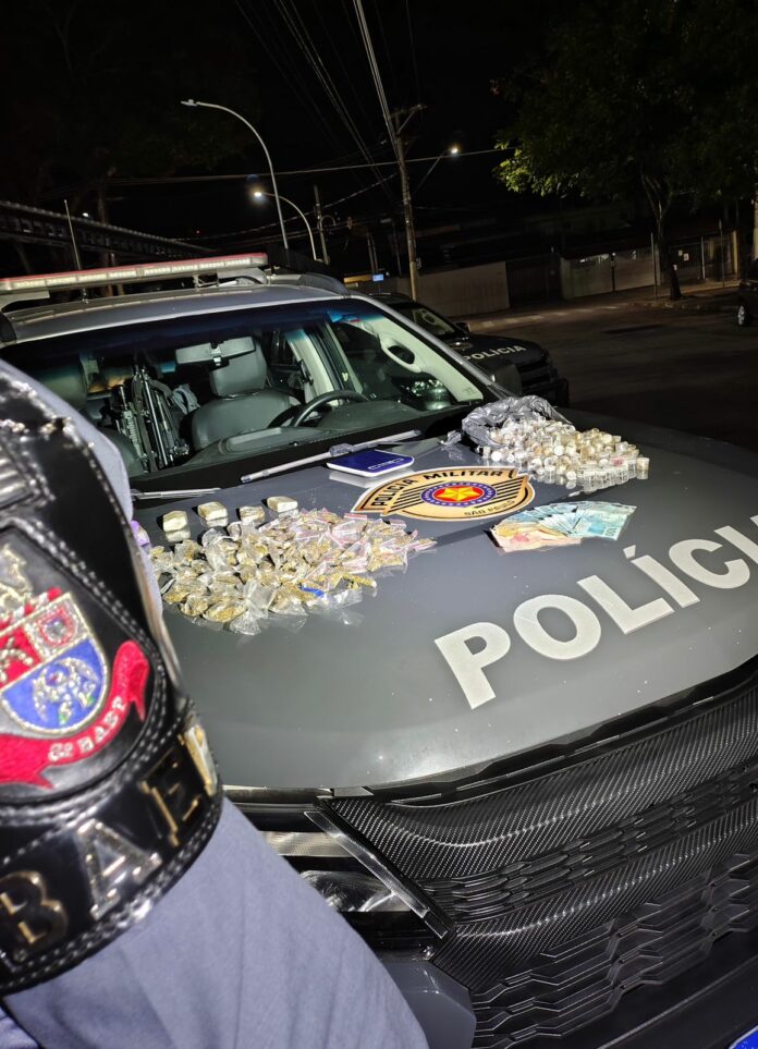 Polícia apreende mais de 1,3 mil porções de drogas com suspeito em São José dos Campos Polícia apreende mais de 1,3 mil porções de drogas com suspeito em São José dos Campos