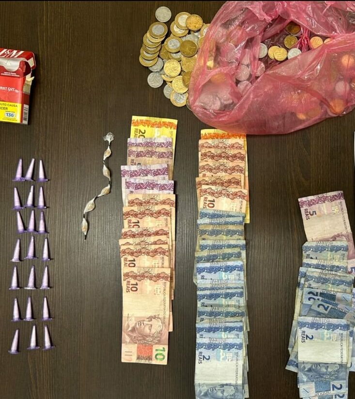 Polícia desativa ponto de tráfico de drogas disfarçado de acampamento em praça de Pindamonhangaba