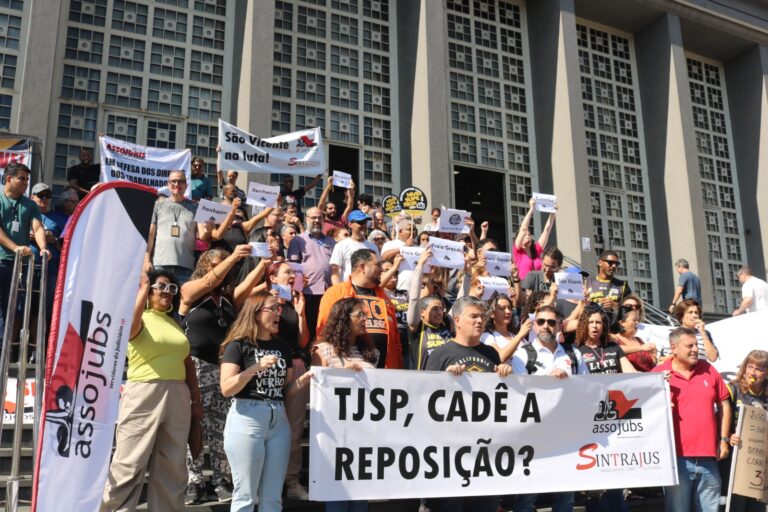 Servidores do Judiciário Estadual realizam ato em Fórum de Santos e pedem o fim da defasagem salarial de 25%; Entenda