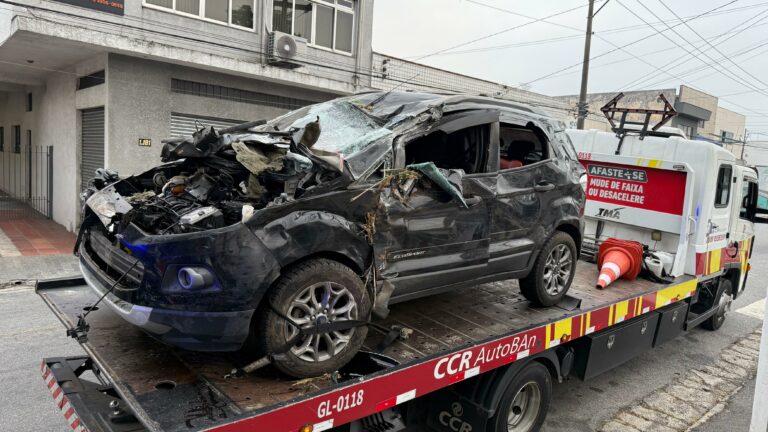 Suspeitos de planejar roubos a farmácias capotam carro após perseguição de Indaiatuba a São Paulo