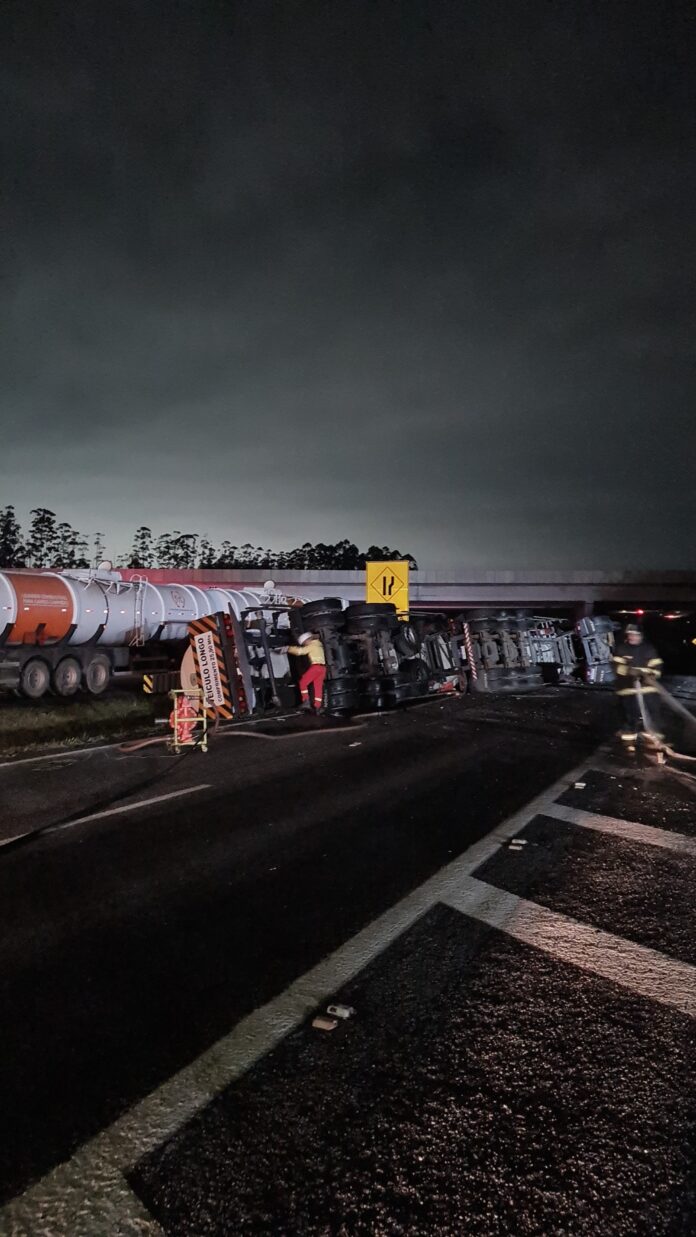 Carreta carregada com etanol tomba na Carvalho Pinto e provoca vazamento em córrego afluente do Rio Paraíba do Sul