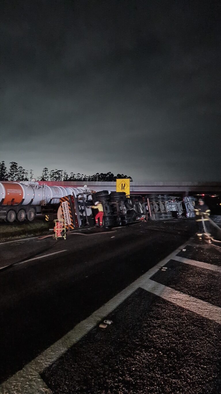 Carreta carregada com etanol tomba na Carvalho Pinto e provoca vazamento em córrego afluente do Rio Paraíba do Sul