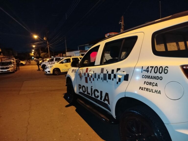 Três homens assaltam vítima na porta de casa e roubam mais de R$ 19 mil; um suspeito trocou tiro com a Polícia