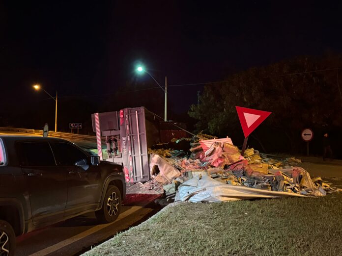Dois carros batem de frente por conta de carga de cerâmica esparramada na pista
