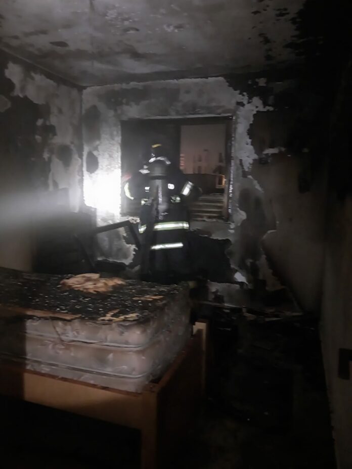 Incêndio atinge apartamento na Praia Grande, em Ubatuba Incêndio atinge apartamento na Praia Grande, em Ubatuba