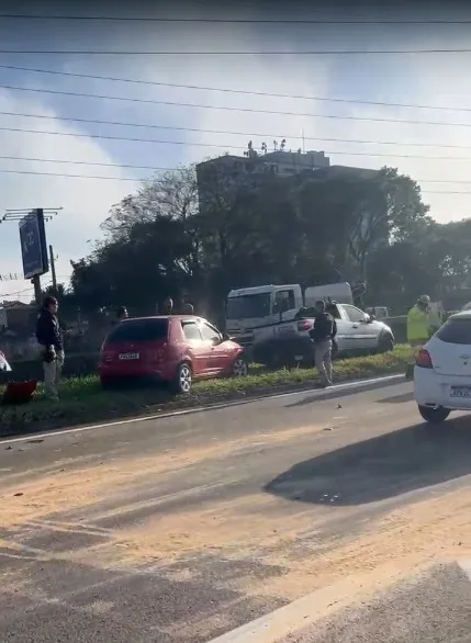 PRF registra dois acidentes com colisão traseira na Via Dutra, em São José