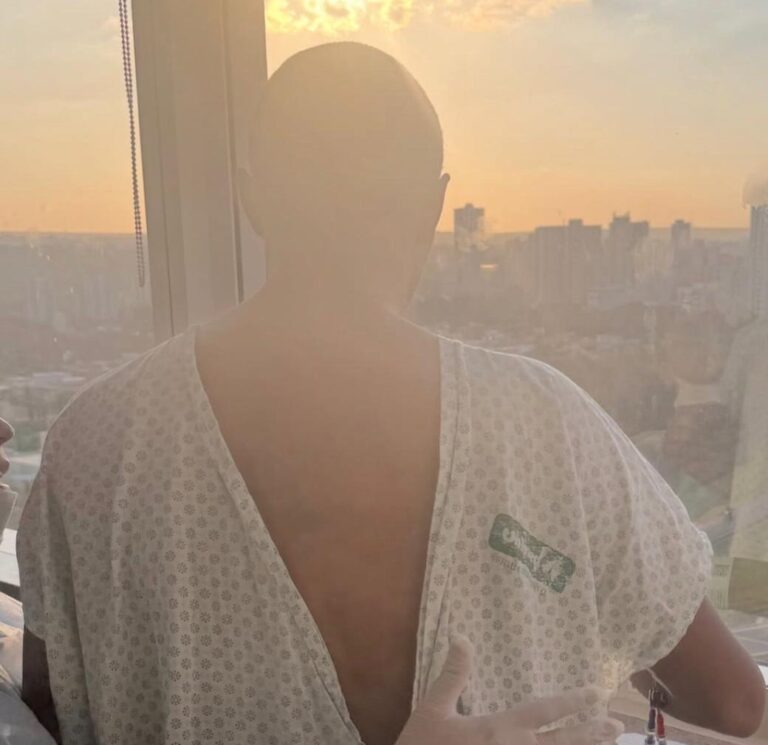 Lucas, pai de Pedro Severino, posta foto do filho na janela do hospital