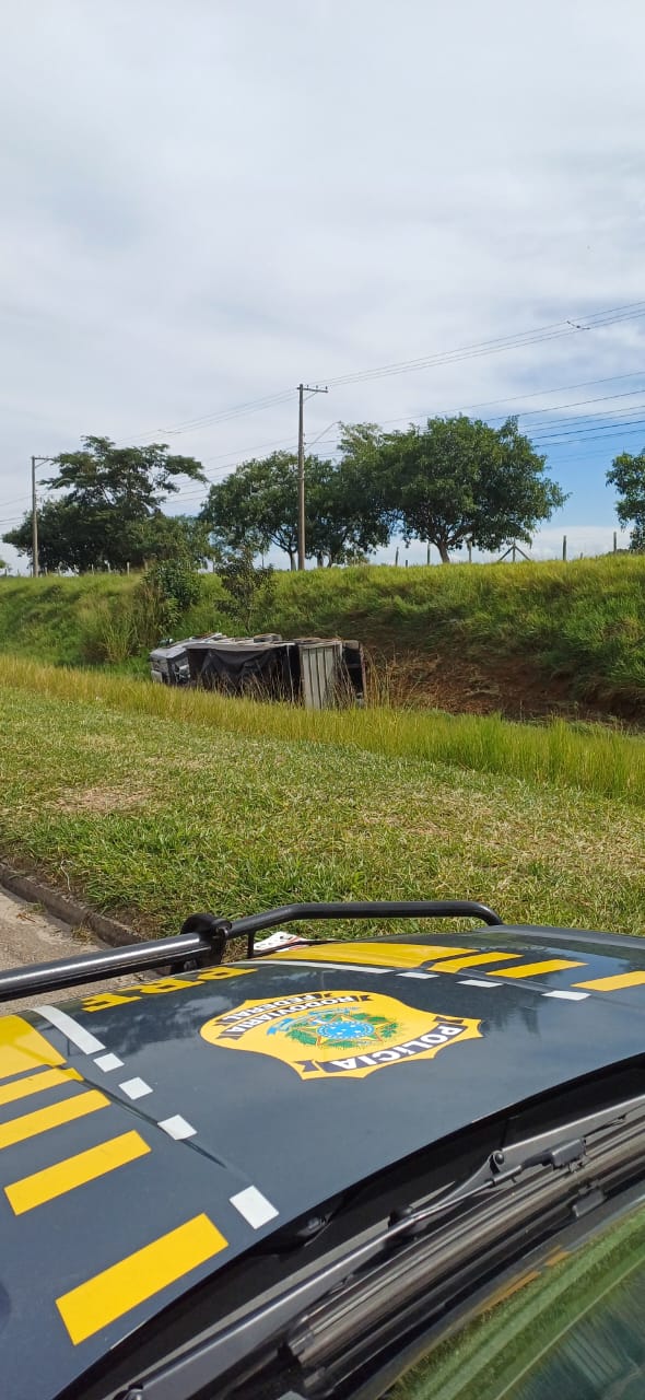 Acidente entre carreta e ônibus deixa uma pessoa ferida e interdita faixa na Via Dutra em São José dos Campos