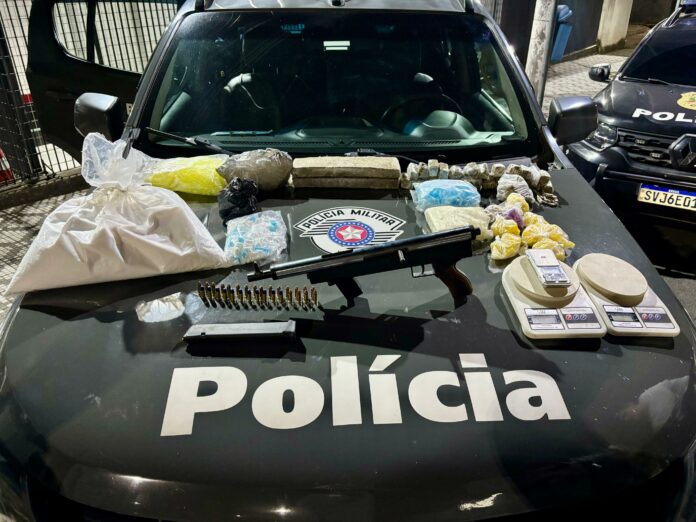 Mais de 3,7 kg de drogas são apreendidos com homem armado em Pindamonhangaba