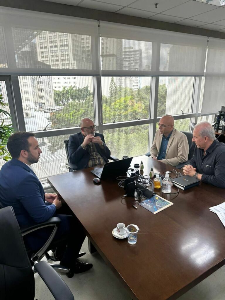 Estado atende Coimbra e avalia construção de Fatec no Guarujá-SP