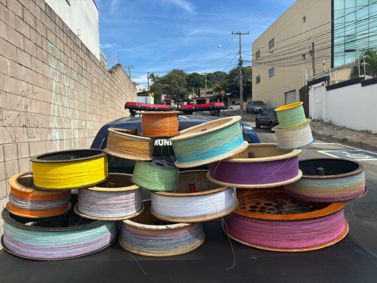 Adolescentes fogem e abandonam bobinas com cerol no Jardim Samambaia