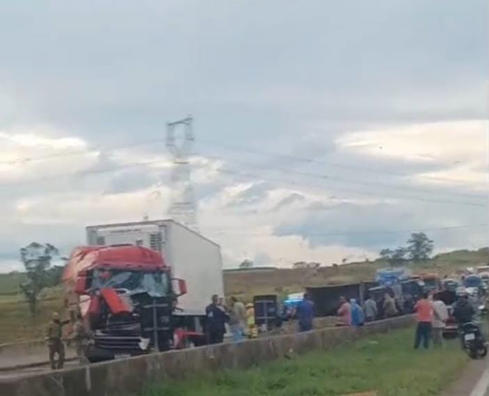 Acidente entre carretas deixa duas pessoas feridas e interdita a Dutra em Caçapava