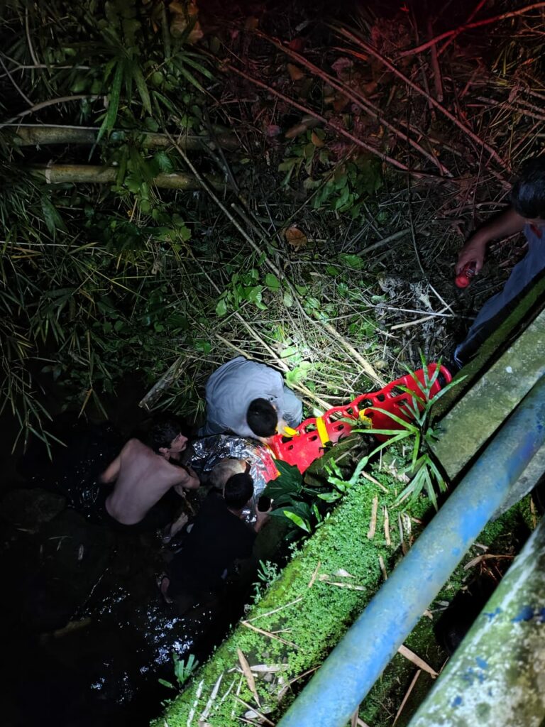 Idoso sofre queda de ponte e é resgatado pelos bombeiros em Caraguatatuba