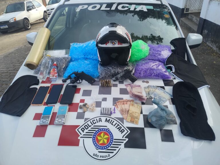 Dois homens são presos por posse ilegal de arma e tráfico de drogas em Cruzeiro