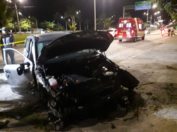 Carro colide em muro e deixa homem em estado grave, em Caraguatatuba