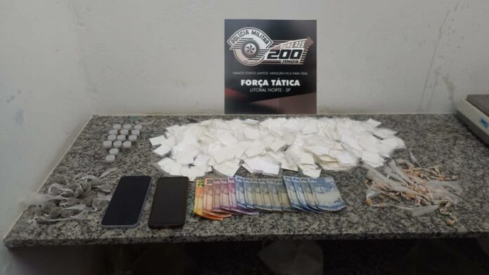 Grupo é flagrado manuseando drogas na calçada e acaba preso por tráfico em Caraguatatuba Grupo é flagrado manuseando drogas na calçada e acaba preso por tráfico em Caraguatatuba