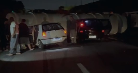 Grávida de 5 meses morre e 7 ficam feridos após caminhão tanque tombar em rodovia