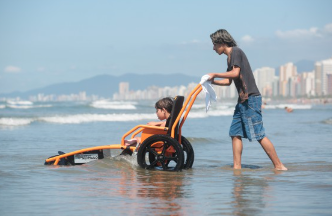 Programa de inclusão “Praia Acessível” em Praia Grande conta com atendimento neste feriadão