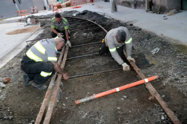 Manutenção nos trilhos do bonde interdita trecho de rua do Centro de Santos