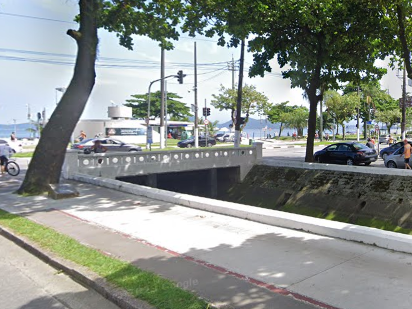 Homem com sinais de embriaguez é resgatado após cair no canal 6, em Santos