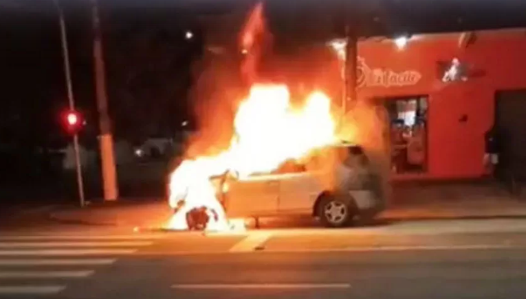 Carro é destruído por incêndio em via de Guarujá