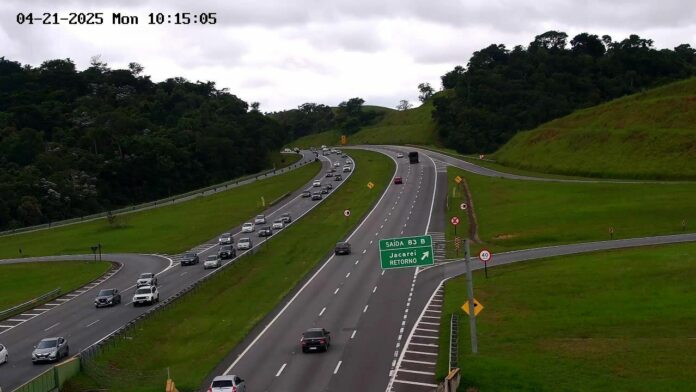 Acidente deixa uma mulher morta e seis feridos na Carvalho Pinto, em Taubaté