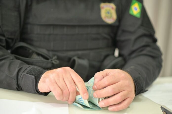 Homem é preso com dinheiro falso após receber encomenda pelos Correios em Caraguatatuba