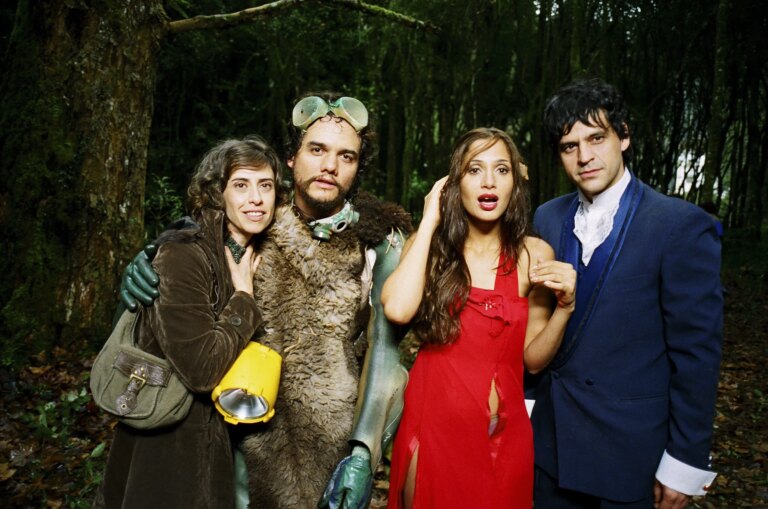 Com Fernanda Torres, Wagner Moura, Camila Pitanga e Lázaro Ramos, ‘Saneamento Básico, o Filme’ volta aos cinemas ao lado de Ilha das Flores nesta