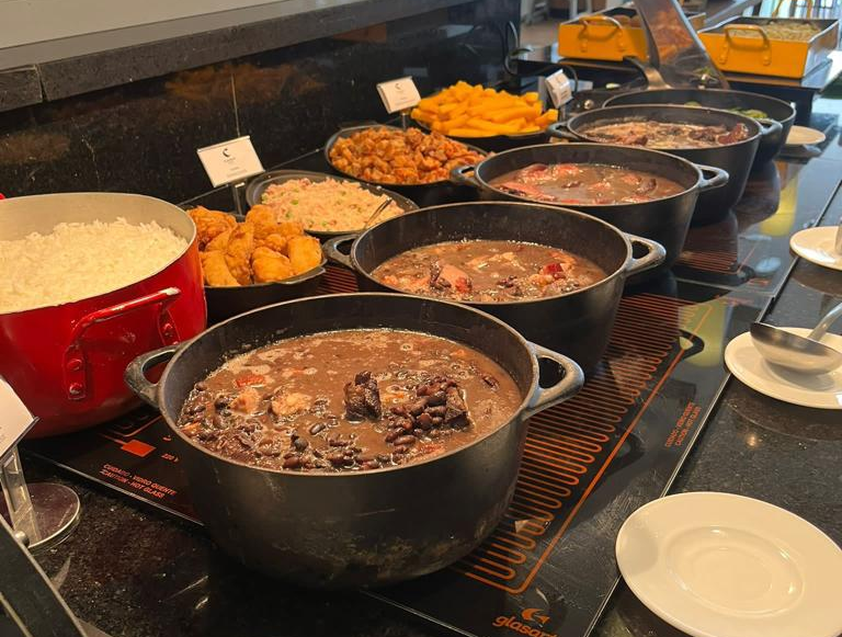 Comfort Hotel Santos celebra o Dia das Mães com feijoada e caipirinha de cortesia