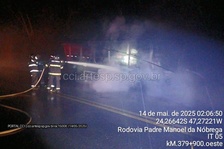 Caminhão com mais de 50 toneladas de enxofre pega fogo e interdita rodovia do Vale do Ribeira