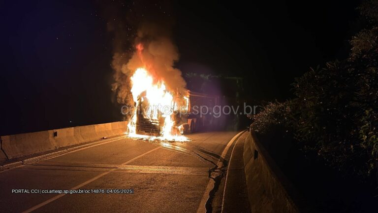 Incêndio destrói caminhão carregado com mais de 47 toneladas de soja em rodovia do litoral