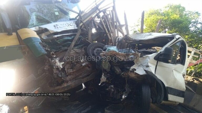 Acidente grave bloqueia Rodovia Anchieta e deixa vítima presa às ferragens; VÍDEO