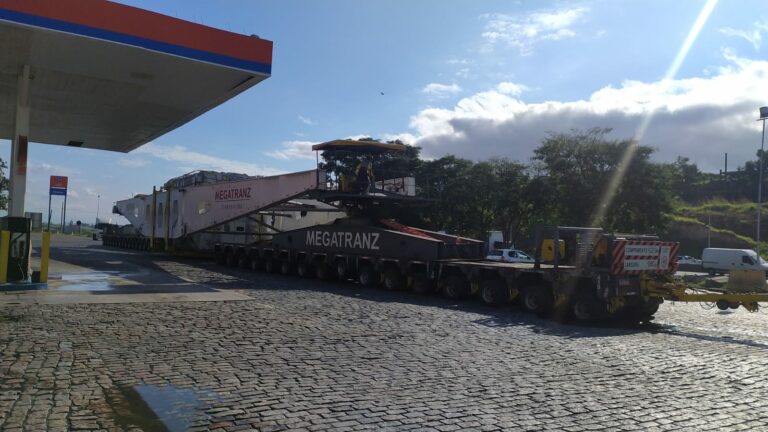 Comboio com carga de 600 toneladas volta a ser transportado pela Dutra nesta segunda (12)