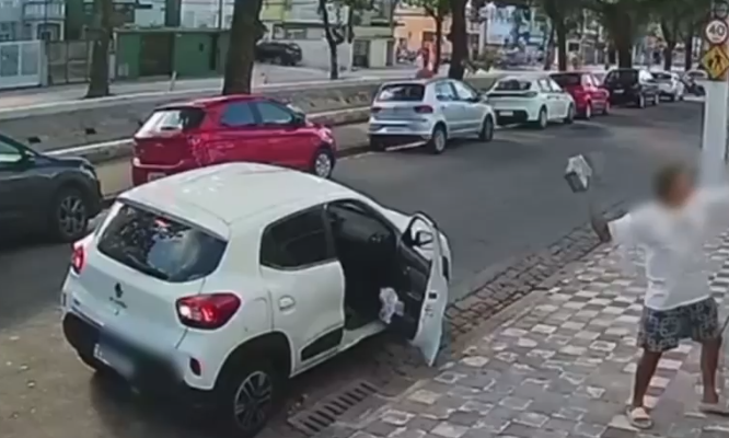 Entregador é flagrado arremessando encomenda com violência por cima de portão de prédio de Santos; VÍDEO