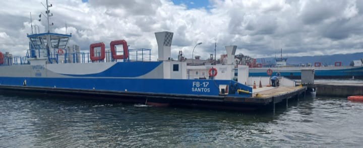 Balsa de travessia de veículos entre Santos e Guarujá pega fogo e precisa ser esvaziada