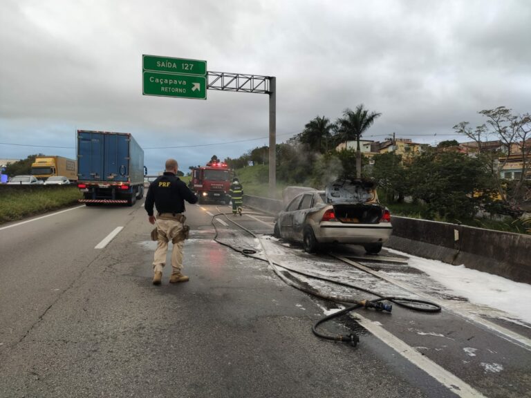 Carro pega fogo na Dutra em Caçapava e causa lentidão de dois quilômetros