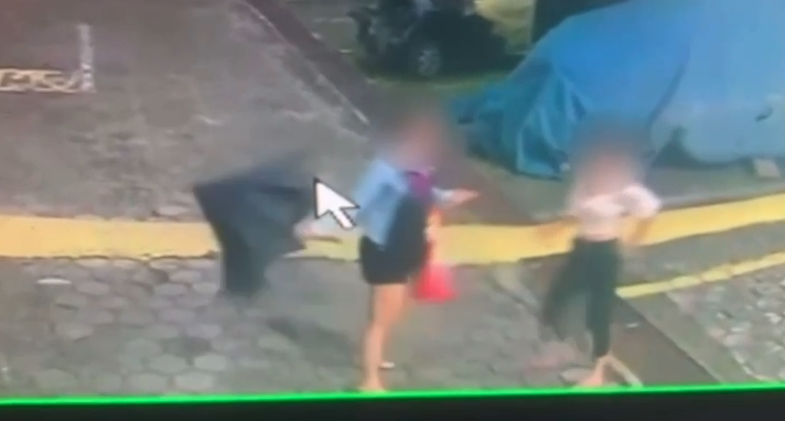 EM PLENO DIA DAS MÃES: Filha é filmada agredindo mãe com guarda-chuva em Praia Grande; VÍDEO