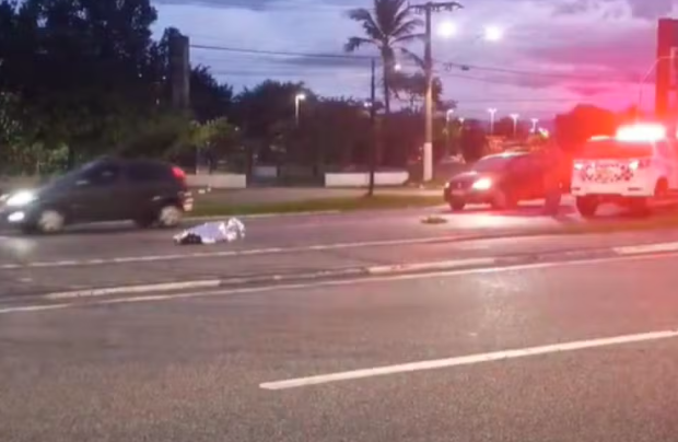 Motorista mata idoso atropelado, foge sem prestar socorro e abandona carro com garrafa de whisky em Guarujá