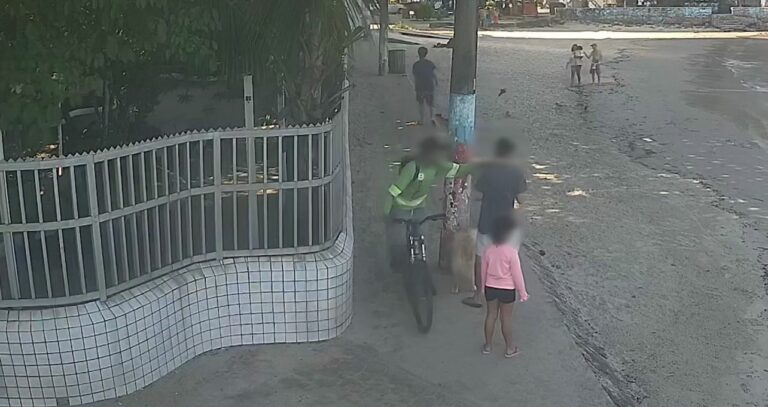 Ladrão com roupa de trabalhador ataca pedestre, rouba corrente de ouro mas é capturado em São Vicente;VÍDEO