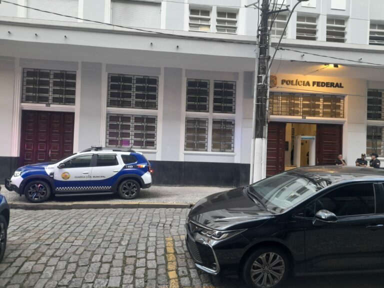 Homem é preso após comprar em comércio com R$ 200 em notas falsas em São Vicente